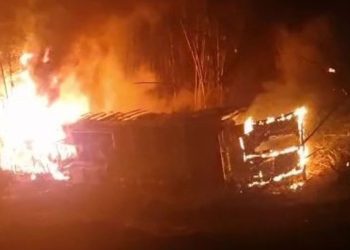 Motorista morre carbonizado após colisão entre duas carretas na BR-116 em Catuji