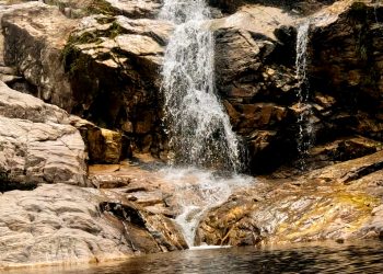 Sem Fronteiras: um mergulho nas belezas da Cachoeira Coca-Cola, em Conselheiro Pena