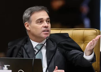 Mendonça acompanha Fachin e vota por julgamento separado de Moraes