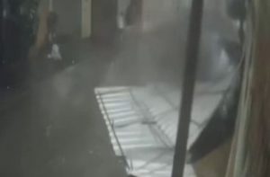 Homem e criança escapam de telhado arrancado pelo vento durante temporal em Santana do Paraíso