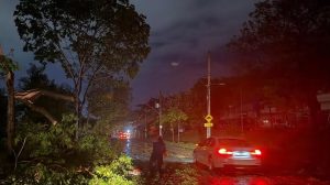 Temporal com ventos fortes e granizo provoca alagamentos e estragos em Ipatinga