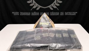 PM apreende 8,4 quilos de maconha escondidos em área de mata em Mantena