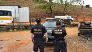 PF cumpre 13 mandados e bloqueia R$ 24,3 milhões em operação contra contrabando de migrantes em Valadares