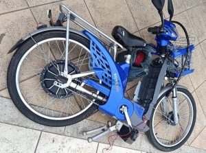 Colisão entre bicicleta elétrica e moto deixa dois homens feridos no bairro Nossa Senhora das Graças