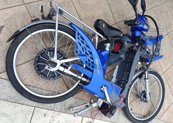 Colisão entre bicicleta elétrica e moto deixa dois homens feridos no bairro Nossa Senhora das Graças