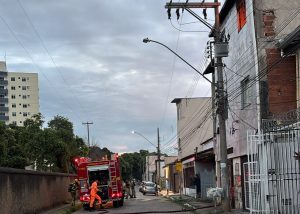 Fogo no segundo andar de prédio assusta moradores e mobiliza bombeiros no bairro Nossa Senhora das Graças