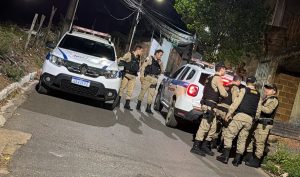 Roubo a motorista de aplicativo termina com dois adolescentes apreendidos e três jovens presos