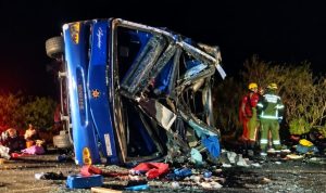 Grave acidente entre ônibus de turismo e caminhão deixa seis mortos na BR-116 em Cachoeira de Pajeú