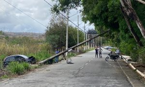 Motociclista se fere ao tentar desviar de poste derrubado por carro em Valadares