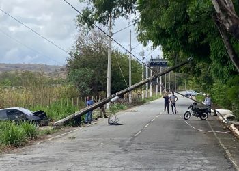 Motociclista se fere ao tentar desviar de poste derrubado por carro em Valadares