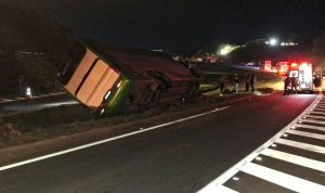 Ônibus que fazia o trajeto entre Almenara e Belo Horizonte tomba na BR-381 em Valadares