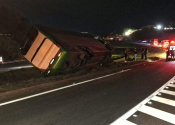 Ônibus que fazia o trajeto entre Almenara e Belo Horizonte tomba na BR-381 em Valadares