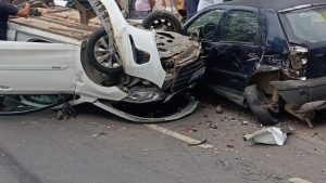 Cochilo ao volante termina em capotamento e três carros atingidos no bairro São Pedro
