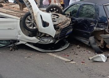 Cochilo ao volante termina em capotamento e três carros atingidos no bairro São Pedro