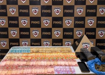 PM apreende cinco tabletes de maconha e R$ 3,9 mil com adolescente de 14 anos em Mantena