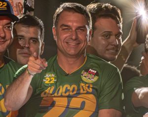 Flávio Bolsonaro participa de carreata e futebol com aliados em Valadares