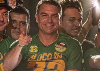 Flávio Bolsonaro participa de carreata e futebol com aliados em Valadares