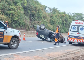 Fiat Uno capota e interdita temporariamente BR-381 em Belo Oriente