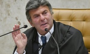 Fux suspende decisão de Dino que restabelecia posts de Nossa Senhora