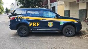 Homem com mandado de prisão por homicídio é preso durante abordagem na BR-116 em Valadares