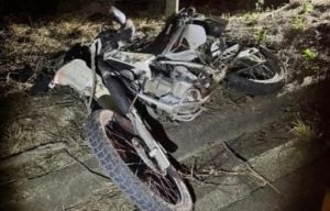 Motociclista invade a contramão, atinge canaleta e morre na MGC-381 em São João do Manteninha