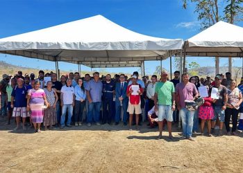 101 famílias de comunidade próxima a lixão recebem lotes para reassentamento no Vale do Jequitinhonha