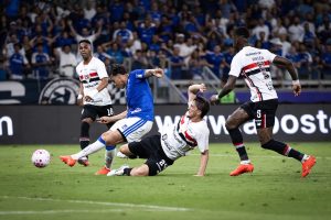 Cruzeiro vence São Paulo e entra no G-4 do Brasileirão