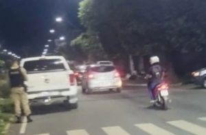 Adolescente fica ferido em acidente entre bicicleta e caminhonete no bairro Vila Bretas