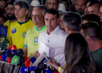 Moraes manda Flávio entregar passaporte e o proíbe de deixar o país