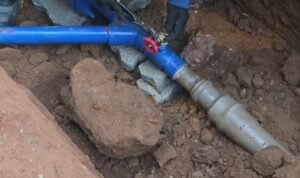 Águas de Valadares instala válvula para reduzir rompimentos e melhorar abastecimento em Pontal