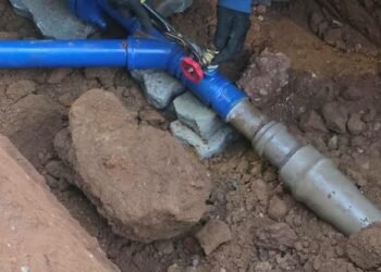 Águas de Valadares instala válvula para reduzir rompimentos e melhorar abastecimento em Pontal