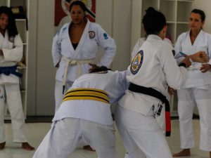 Academia promove aulão gratuito de defesa pessoal feminina em alusão ao Outubro Rosa