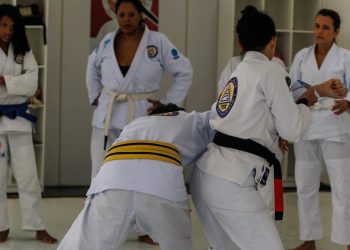 Academia promove aulão gratuito de defesa pessoal feminina em alusão ao Outubro Rosa