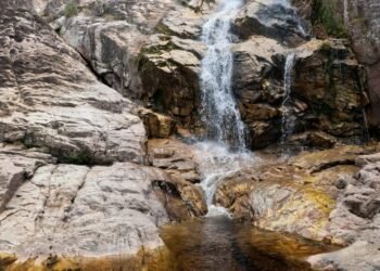 Um mergulho nas belezas da Cachoeira Coca-Cola, em Conselheiro Pena