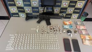 Polícia Militar apreende drogas, dinheiro e simulacro de fuzil e prende duas pessoas em Ubaporanga