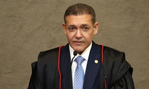 TSE atende Flávio e manda suspender canal do whatsapp Exército do Lula