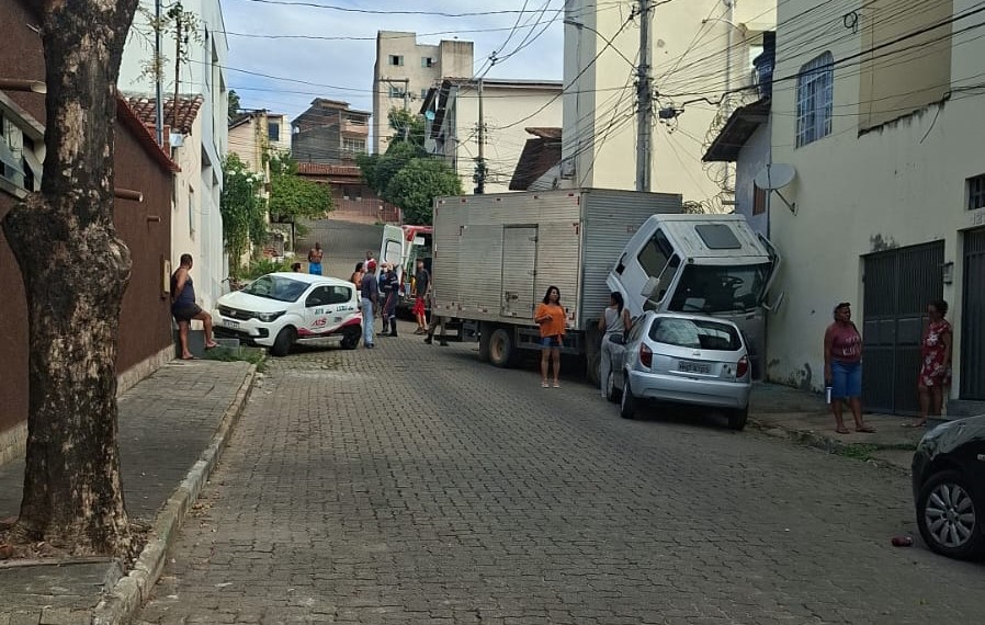 Caminhão desgovernado atinge três carros e bicicleta elétrica no bairro de Lourdes