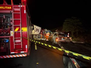 Colisão entre ônibus e caminhão termina com uma morte e 41 pessoas feridas em Baguari