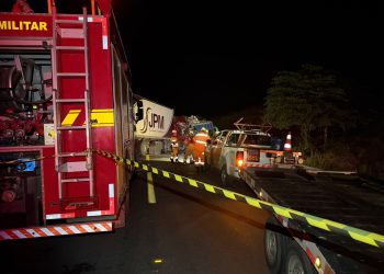 Colisão entre ônibus e caminhão termina com uma morte e 41 pessoas feridas em Baguari
