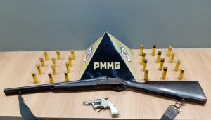 PM prende homem e apreende duas armas de fogo e munições após denúncia de ameaças em São João do Manhuaçu