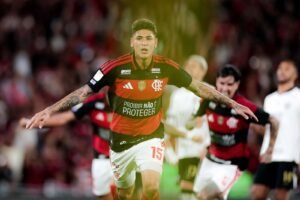 Flamengo vence Atlético no Maracanã e reassume a liderança do Brasileirão