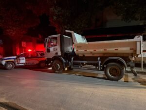 Caminhão furtado em Governador Valadares é localizado com placa clonada em oficina de Fernandes Tourinho
