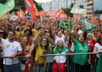 Ato em apoio à democracia e a Lula reúne milhares no Rio e Brasília